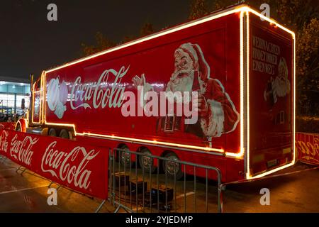 Weihnachtsmann Coca-Cola Weihnachtswagen, Seitenansicht; Österreich, Wien, 5. Dezember, 2023. Stockfoto