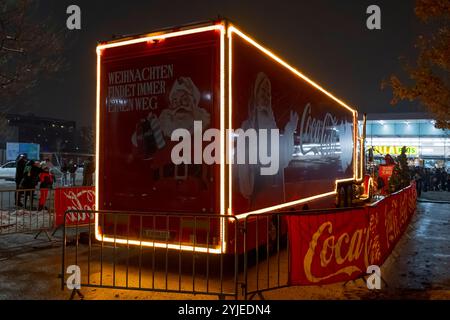 Weihnachtsmann Coca-Cola Weihnachtswagen, Seitenansicht; Österreich, Wien, 5. Dezember, 2023. Stockfoto