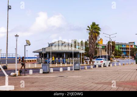 Tim Anna Bay Uferpromenade in der Nähe der Queen Emma Bridge mit einem kleinen Café und farbenfrohen Gebäuden an der Küste von Curacao. Willemstad. Curacao. Stockfoto