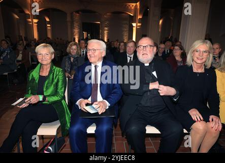 München, Deutschland. November 2024. Kirsten Fehrs (l-r), Bischof und jetzige Vorsitzende des EKD-Rates, Frank-Walter Steinmeier (SPD), Bundespräsident, Reinhard Marx, Kardinal und Vorsitzender der Journalismuskommission der Deutschen Bischofskonferenz, und Ulrike scharf (CSU), Bayerische Staatsministerin für Familie, Arbeit und Soziales, sitzen in der Markuskirche anlässlich des 70-jährigen Jubiläums des Kirchenprogramms „das Wort zum Sonntag“. Quelle: Karl-Josef Hildenbrand/dpa/Alamy Live News Stockfoto