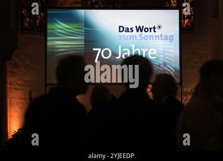 München, Deutschland. November 2024. In der Markuskirche stehen Menschen bei der Feier zum 70. Jahrestag der Fernsehsendung „das Wort zum Sonntag“. Quelle: Karl-Josef Hildenbrand/dpa/Alamy Live News Stockfoto