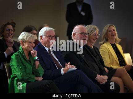 München, Deutschland. November 2024. Kirsten Fehrs (l-r), Bischof und jetzige Vorsitzende des EKD-Rates, Frank-Walter Steinmeier (SPD), Bundespräsident Reinhard Marx, Kardinal und Vorsitzender der Journalismuskommission der Deutschen Bischofskonferenz, Ulrike scharf, Bayerische Staatsministerin für Familie, Arbeit und Soziales (CSU), Katja Wildermuth, Direktorin des Bayerischen Rundfunks, sitzen in der Markuskirche bei der Feierlichkeiten zum 70-Feier des Kirchenprogramms „das Wort“. Quelle: Karl-Josef Hildenbrand/dpa/Alamy Live News Stockfoto