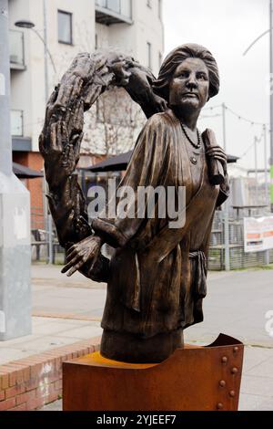 Statue von Lady Rhondda, Margaret Haig Thomas, Frauenrechtlerin und Suffragette, am östlichen Ende der Newport City Fußgängerbrücke. Stockfoto