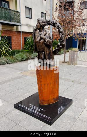 Statue von Lady Rhondda, Margaret Haig Thomas, Frauenrechtlerin und Suffragette, am östlichen Ende der Newport City Fußgängerbrücke. Stockfoto