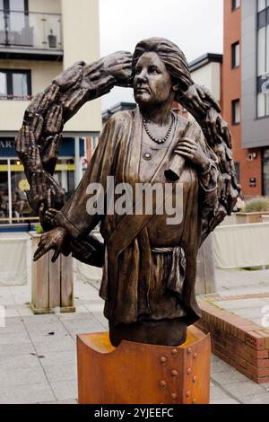 Statue von Lady Rhondda, Margaret Haig Thomas, Frauenrechtlerin und Suffragette, am östlichen Ende der Newport City Fußgängerbrücke. Stockfoto