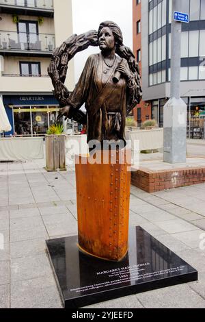 Statue von Lady Rhondda, Margaret Haig Thomas, Frauenrechtlerin und Suffragette, am östlichen Ende der Newport City Fußgängerbrücke. Stockfoto