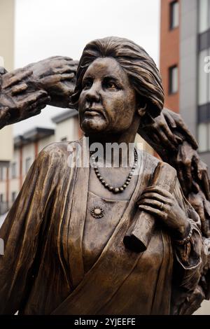 Statue von Lady Rhondda, Margaret Haig Thomas, Frauenrechtlerin und Suffragette, am östlichen Ende der Newport City Fußgängerbrücke. Stockfoto