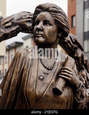 Statue von Lady Rhondda, Margaret Haig Thomas, Frauenrechtlerin und Suffragette, am östlichen Ende der Newport City Fußgängerbrücke. Stockfoto