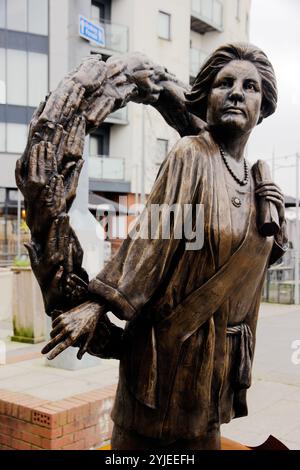 Statue von Lady Rhondda, Margaret Haig Thomas, Frauenrechtlerin und Suffragette, am östlichen Ende der Newport City Fußgängerbrücke. Stockfoto