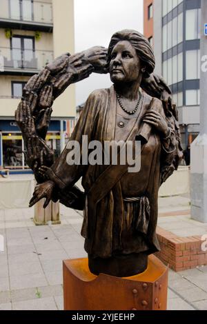 Statue von Lady Rhondda, Margaret Haig Thomas, Frauenrechtlerin und Suffragette, am östlichen Ende der Newport City Fußgängerbrücke. Stockfoto