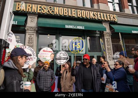 New York, USA. November 2024. Barnes and Noble Workers, Mitglieder der Writers Guild of America East und andere Buchhändler versammeln sich vor dem Standort Barnes and Noble Union Square, in dem sich der Hauptsitz des Unternehmens befindet, um für eine Lohnerhöhung am 14. November 2024 in New York zu protestieren. (Foto: Lily Ride/SIPA USA) Credit: SIPA USA/Alamy Live News Stockfoto