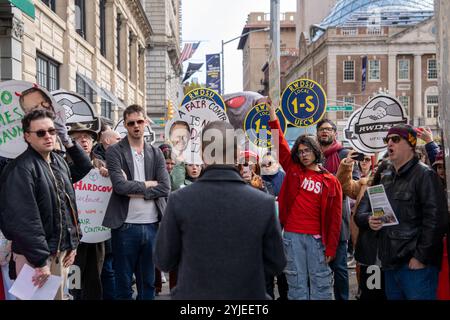 New York, USA. November 2024. Barnes and Noble Workers, Mitglieder der Writers Guild of America East und andere Buchhändler versammeln sich vor dem Standort Barnes and Noble Union Square, in dem sich der Hauptsitz des Unternehmens befindet, um für eine Lohnerhöhung am 14. November 2024 in New York zu protestieren. (Foto: Lily Ride/SIPA USA) Credit: SIPA USA/Alamy Live News Stockfoto