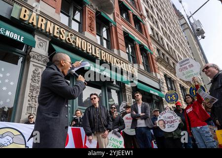 New York, USA. November 2024. Barnes and Noble Workers, Mitglieder der Writers Guild of America East und andere Buchhändler versammeln sich vor dem Standort Barnes and Noble Union Square, in dem sich der Hauptsitz des Unternehmens befindet, um für eine Lohnerhöhung am 14. November 2024 in New York zu protestieren. (Foto: Lily Ride/SIPA USA) Credit: SIPA USA/Alamy Live News Stockfoto