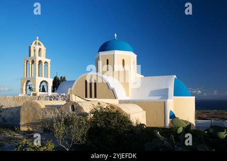 Oia auf der Insel Thira oder Thera ist eine kleine Stadt auf dem griechischen Archipel Santorini in den Kykladen Stockfoto
