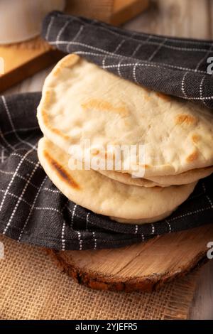 Bazlama. Türkisches Fladenbrot, dessen Hauptzutaten Weizenmehl, Hefe, Wasser und Salz sind, köstliches und vielseitiges hausgemachtes Rezept, das in der sehr beliebt ist Stockfoto