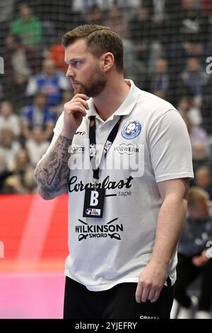 Gummersbach, Deutschland. November 2024. Arnor Gunnarsson (Trainer Bergischer HC) nachdenklich GER, VfL Gummersbach vs. Bergischer HC, Handball, DHB-Pokal, Achtelfinale, 14.11.2024 Foto: Eibner-Pressefoto/Jürgen Augst Credit: dpa/Alamy Live News Stockfoto