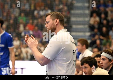 Gummersbach, Deutschland. November 2024. Arnor Gunnarsson (Trainer Bergischer HC) applaudiert GER, VfL Gummersbach vs. Bergischer HC, Handball, DHB-Pokal, Achtelfinale, 14.11.2024 Foto: Eibner-Pressefoto/Jürgen Augst Credit: dpa/Alamy Live News Stockfoto