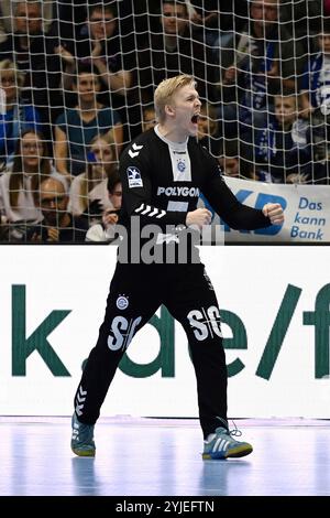 Gummersbach, Deutschland. November 2024. Bertram Obling (VfL Gummersbach 16) jubelt GER, VfL Gummersbach vs. Bergischer HC, Handball, DHB-Pokal, Achtelfinale, 14.11.2024 Foto: Eibner-Pressefoto/Jürgen Augst Credit: dpa/Alamy Live News Stockfoto