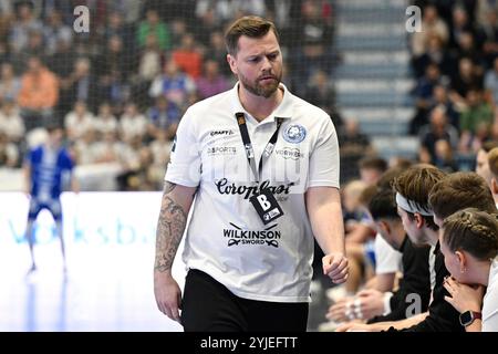 Gummersbach, Deutschland. November 2024. Arnor Gunnarsson (Trainer Bergischer HC) unzufrieden GER, VfL Gummersbach vs. Bergischer HC, Handball, DHB-Pokal, Achtelfinale, 14.11.2024 Foto: Eibner-Pressefoto/Jürgen Augst Credit: dpa/Alamy Live News Stockfoto