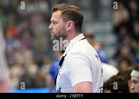 Gummersbach, Deutschland. November 2024. Solobild Arnor Gunnarsson (Trainer Bergischer HC) GER, VfL Gummersbach vs. Bergischer HC, Handball, DHB-Pokal, Achtelfinale, 14.11.2024 Foto: Eibner-Pressefoto/Jürgen Augst Credit: dpa/Alamy Live News Stockfoto