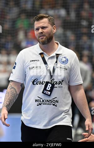 Gummersbach, Deutschland. November 2024. Arnor Gunnarsson (Trainer Bergischer HC) unzufrieden GER, VfL Gummersbach vs. Bergischer HC, Handball, DHB-Pokal, Achtelfinale, 14.11.2024 Foto: Eibner-Pressefoto/Jürgen Augst Credit: dpa/Alamy Live News Stockfoto