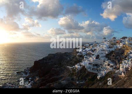Oia auf der Insel Thira oder Thera ist eine kleine Stadt auf dem griechischen Archipel Santorini in den Kykladen Stockfoto