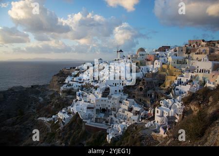 Oia auf der Insel Thira oder Thera ist eine kleine Stadt auf dem griechischen Archipel Santorini in den Kykladen Stockfoto