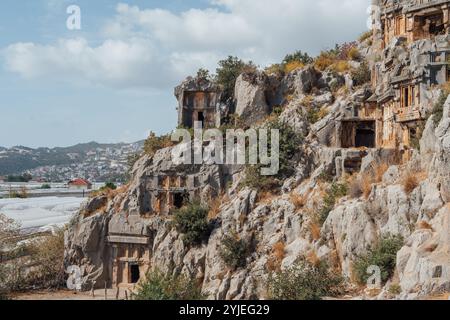 Antike lykische Felsengräber in Myra, Türkei, die direkt in hohe Klippen gehauen wurden, zeigen eine komplizierte Architektur. Die historische Nekropole zeigt Kunsthandwerk Stockfoto