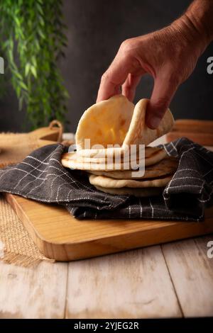 Bazlama. Türkisches Fladenbrot, dessen Hauptzutaten Weizenmehl, Hefe, Wasser und Salz sind, köstliches und vielseitiges hausgemachtes Rezept, das in der sehr beliebt ist Stockfoto