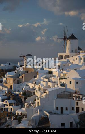 Oia auf der Insel Thira oder Thera ist eine kleine Stadt auf dem griechischen Archipel Santorini in den Kykladen Stockfoto
