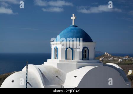 Kirche auf der Insel Thira, oder Thera, auf dem griechischen Archipel Santorini in den Kykladen. Kirche auf der Insel Thira, oder Thera, auf dem giech Stockfoto