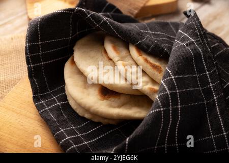 Bazlama. Türkisches Fladenbrot, dessen Hauptzutaten Weizenmehl, Hefe, Wasser und Salz sind, köstliches und vielseitiges hausgemachtes Rezept, das in der sehr beliebt ist Stockfoto