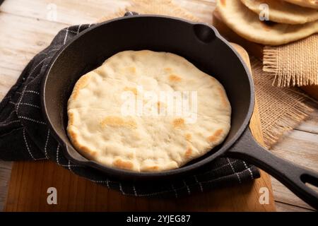 Bazlama. Türkisches Fladenbrot, dessen Hauptzutaten Weizenmehl, Hefe, Wasser und Salz sind, köstliches und vielseitiges hausgemachtes Rezept, das in der sehr beliebt ist Stockfoto