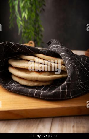 Bazlama. Türkisches Fladenbrot, dessen Hauptzutaten Weizenmehl, Hefe, Wasser und Salz sind, köstliches und vielseitiges hausgemachtes Rezept, das in der sehr beliebt ist Stockfoto