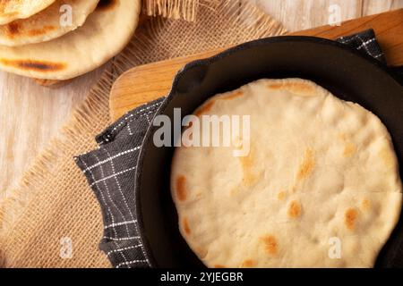 Bazlama. Türkisches Fladenbrot, dessen Hauptzutaten Weizenmehl, Hefe, Wasser und Salz sind, köstliches und vielseitiges hausgemachtes Rezept, das in der sehr beliebt ist Stockfoto