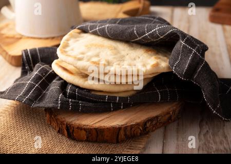 Bazlama. Türkisches Fladenbrot, dessen Hauptzutaten Weizenmehl, Hefe, Wasser und Salz sind, köstliches und vielseitiges hausgemachtes Rezept, das in der sehr beliebt ist Stockfoto