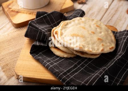 Bazlama. Türkisches Fladenbrot, dessen Hauptzutaten Weizenmehl, Hefe, Wasser und Salz sind, köstliches und vielseitiges hausgemachtes Rezept, das in der sehr beliebt ist Stockfoto