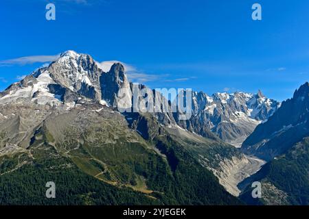 Die Gipfel Aiguille Verte und Aiguille du Dru, rechts Grandes Jorasses Massiv und Tal des Mer de Glace Gletschers, Chamonix, Frankreich Stockfoto