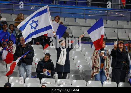 Paris, Frankreich. November 2024. Eine Frau schwingt eine israelische und französische Flagge während des Nationalliga-Spiels zwischen Frankreich und Israel im Stadion Stade de France. (Kreditbild: © Loic Baratoux/ZUMA Press Wire) NUR REDAKTIONELLE VERWENDUNG! Nicht für kommerzielle ZWECKE! Stockfoto