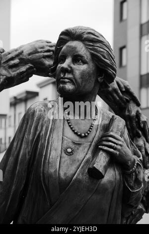 Statue von Lady Rhondda, Margaret Haig Thomas, Frauenrechtlerin und Suffragette, am östlichen Ende der Newport City Fußgängerbrücke. Stockfoto