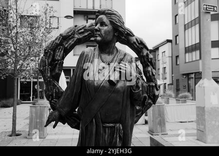 Statue von Lady Rhondda, Margaret Haig Thomas, Frauenrechtlerin und Suffragette, am östlichen Ende der Newport City Fußgängerbrücke. Stockfoto