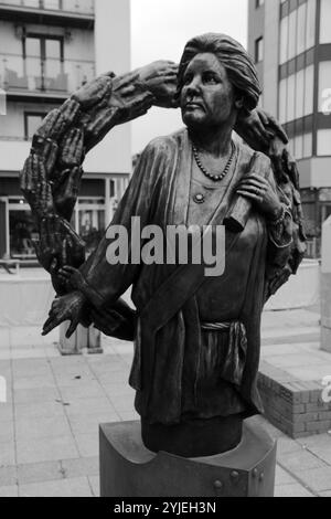 Statue von Lady Rhondda, Margaret Haig Thomas, Frauenrechtlerin und Suffragette, am östlichen Ende der Newport City Fußgängerbrücke. Stockfoto