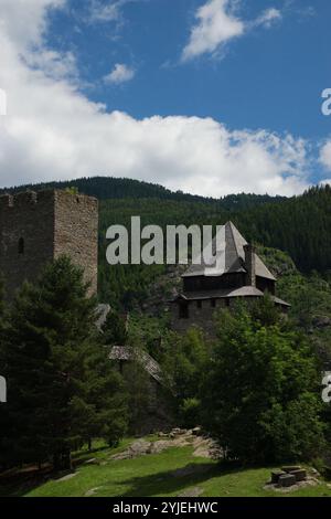 Schloss Finstergrün ist das Wahrzeichen der Salzburger Gemeinde Ramingstein bei Tamsweg im österreichischen Lungau, die Burg Finstergrün ist das Wahrzei Stockfoto