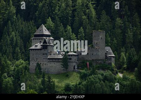 Schloss Finstergrün ist das Wahrzeichen der Salzburger Gemeinde Ramingstein bei Tamsweg im österreichischen Lungau, die Burg Finstergrün ist das Wahrzei Stockfoto