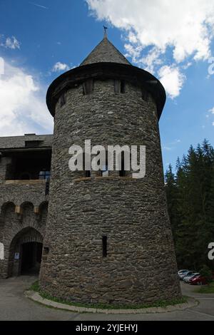 Schloss Finstergrün ist das Wahrzeichen der Salzburger Gemeinde Ramingstein bei Tamsweg im österreichischen Lungau, die Burg Finstergrün ist das Wahrzei Stockfoto