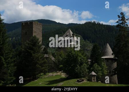 Schloss Finstergrün ist das Wahrzeichen der Salzburger Gemeinde Ramingstein bei Tamsweg im österreichischen Lungau, die Burg Finstergrün ist das Wahrzei Stockfoto