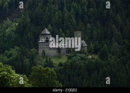 Schloss Finstergrün ist das Wahrzeichen der Salzburger Gemeinde Ramingstein bei Tamsweg im österreichischen Lungau, die Burg Finstergrün ist das Wahrzei Stockfoto