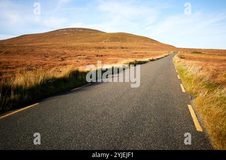 R257 Road wilder atlantik Weg über das bedeckte Bergmoor, wo Meenaclady, County donegal, republik irland, verlassen wird Stockfoto