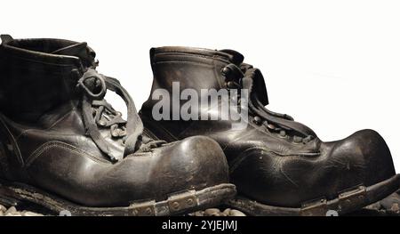 2. Weltkrieg (1939-1945). Schuhe, die von Skifahrern der Roten Armee verwendet werden, amerikanischer Herkunft. Lettisches Kriegsmuseum. Riga. Lettland. Stockfoto