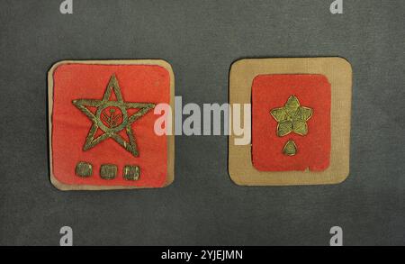 Rote Armee-Insignien (1918-1924). Nach der Gründung der UdSSR (Union der Sozialistischen Sowjetrepubliken) im Jahr 1922 schaffte die Rote Armee das alte Rangsystem des Russischen Reiches ab und entschied sich, keine Ränge in der Armee zu schaffen. Der Begriff „Offizier“ wurde durch den Titel „Commander“ ersetzt und Abzeichen wurden auf den Ärmeln der Uniformen als Commander-Insignien getragen. Commander's Badges. Lettisches Kriegsmuseum. Riga. Lettland. Stockfoto